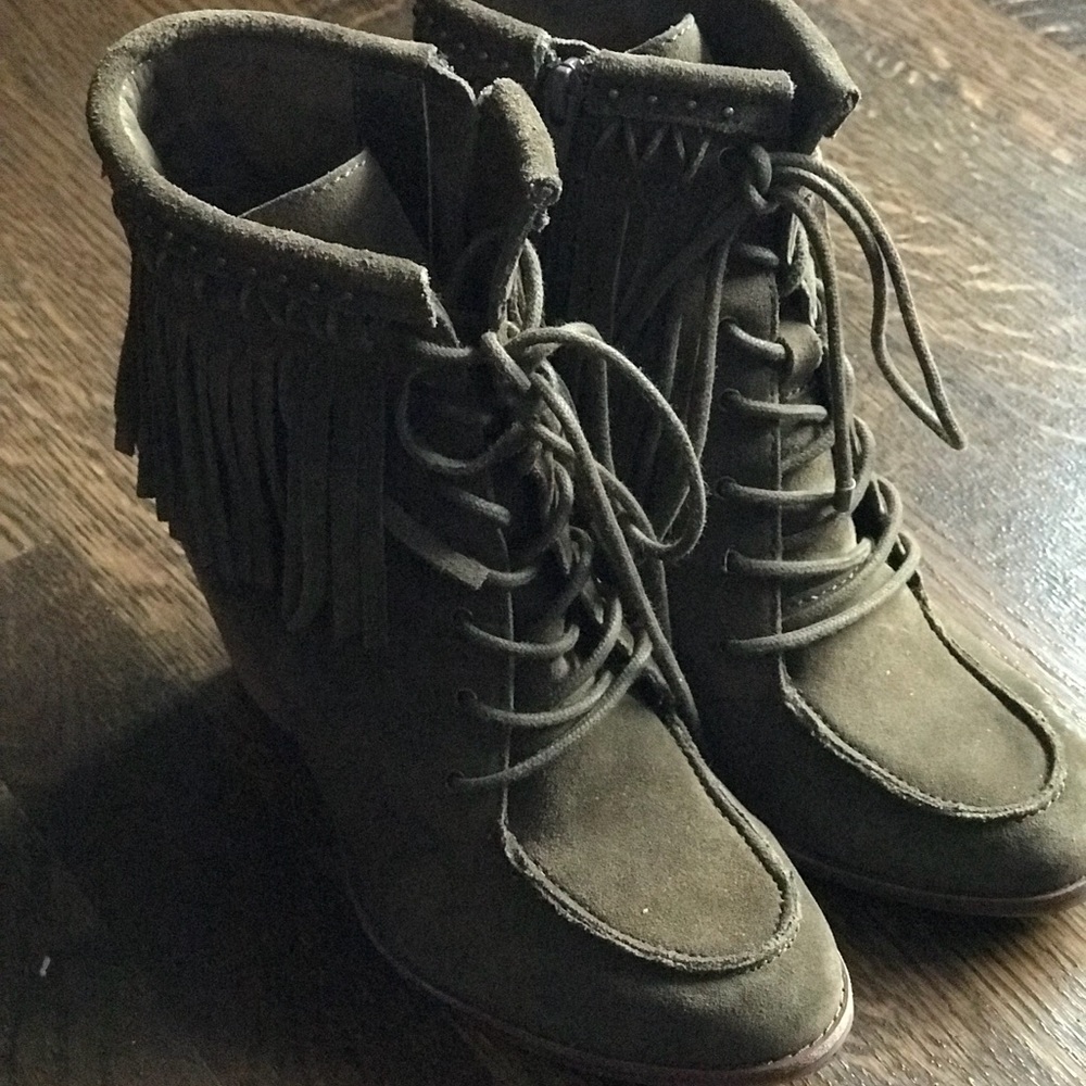 Gianni Bini Army Green zip on the side boot